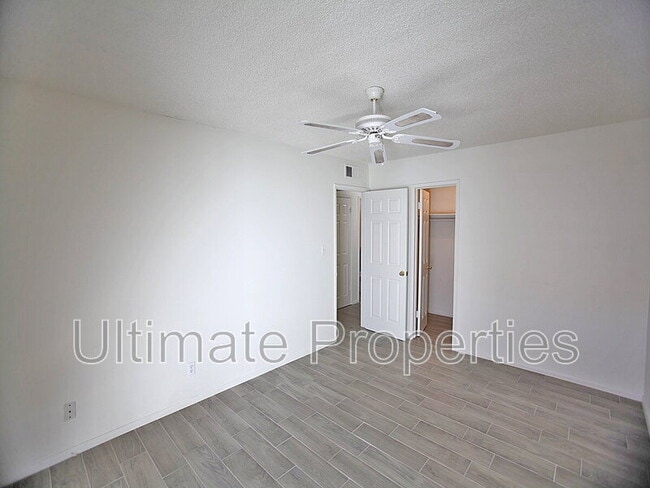Building Photo - 1734 W Tuckey Ln