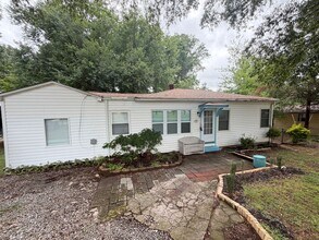 Building Photo - 3bd/2ba House in Jackson Park w/ Large Den, Back Porch, & Fenced Back Yard