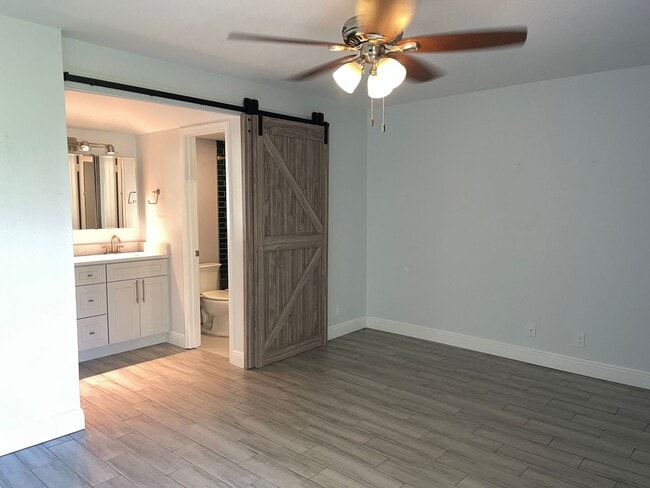 Building Photo - Beautifully renovated! 2 Bed, 2 Bath corne...