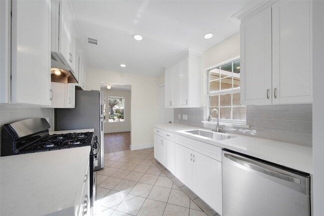 Building Photo - 5303 Bay Pines Dr