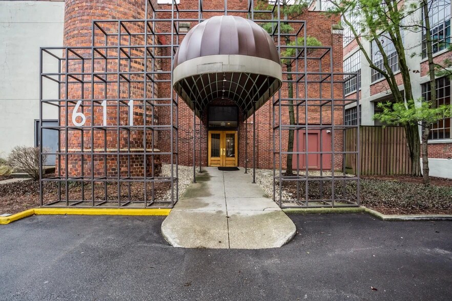 Building Photo - 611 N Park Ave