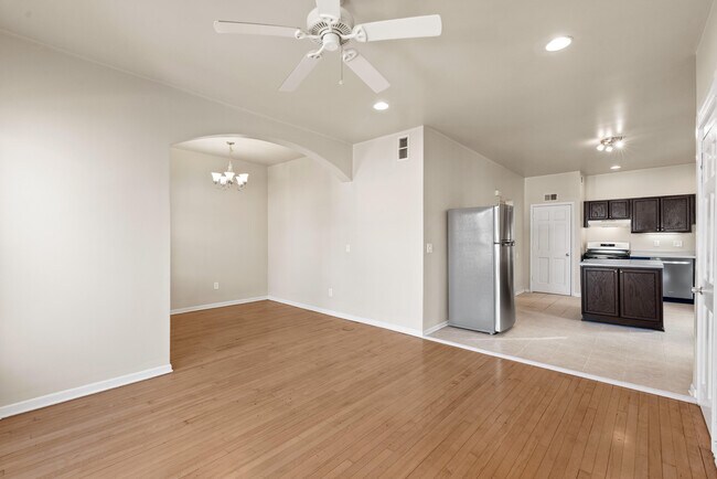 Building Photo - 1115 E Knapp St