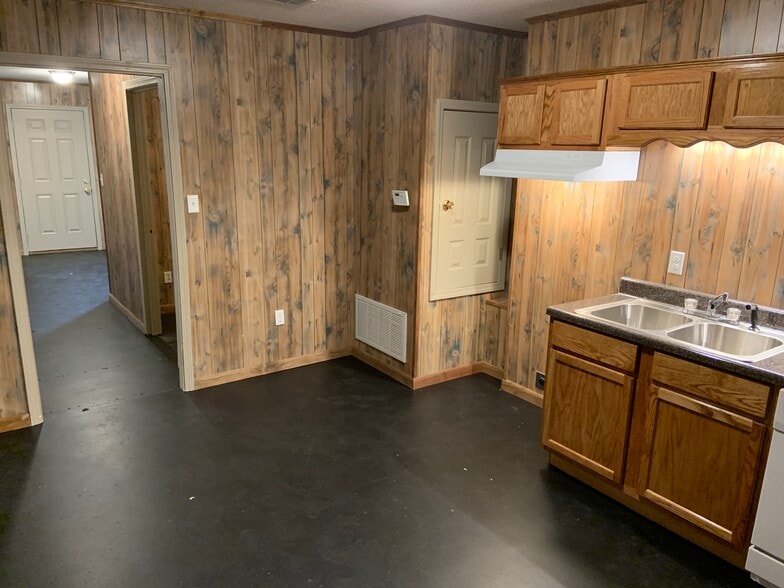 Building Photo - 614 N 13th Ave