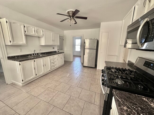 Building Photo - 1082 Townsend Ave