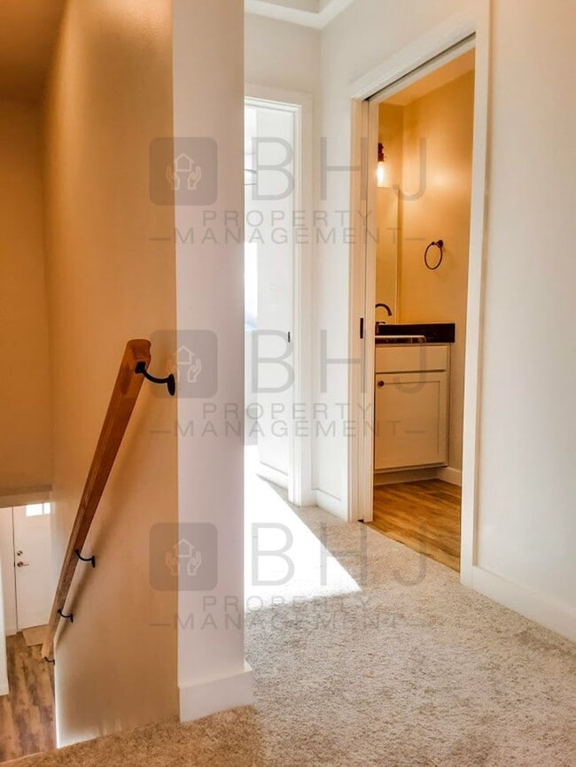 Building Photo - 2 BED/ 1.5 BATH TOWNHOME