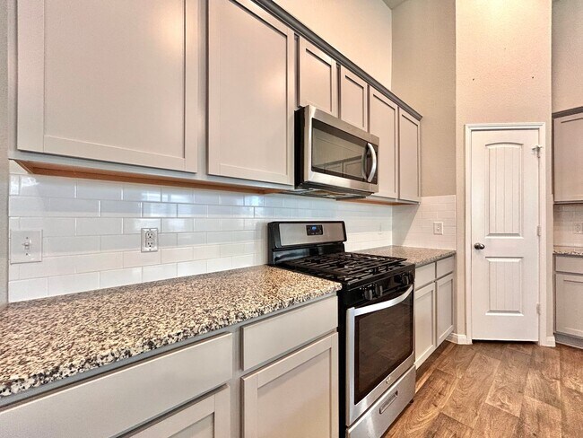 Building Photo - Bright and Spacious 4/BR 3/BA Home with Pr...