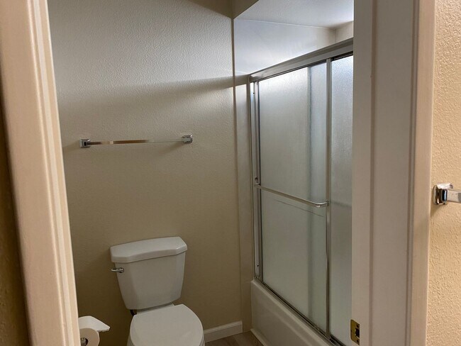 Building Photo - Well maintained Harbor Bay townhome. 2 bed...