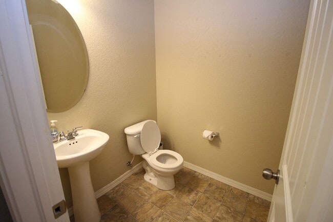 Building Photo - Beautiful 3bdrm 3bath home in Gold Hill Mesa