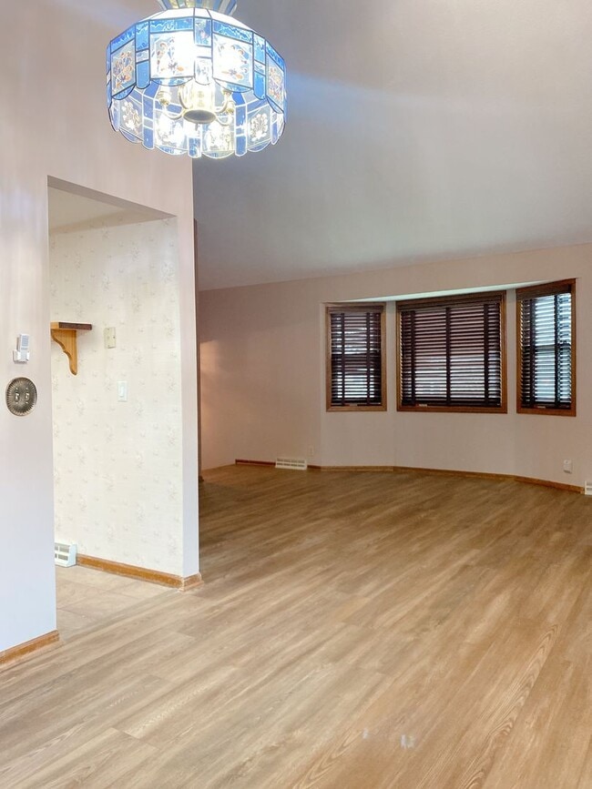 Building Photo - 3BD, 2BTH Bellevue Charmer Ready for YOU, $2,300!!