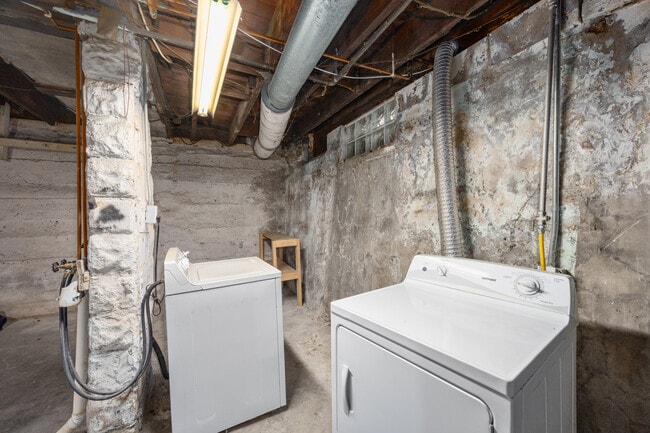 Building Photo - 647 Fairview Ave NE