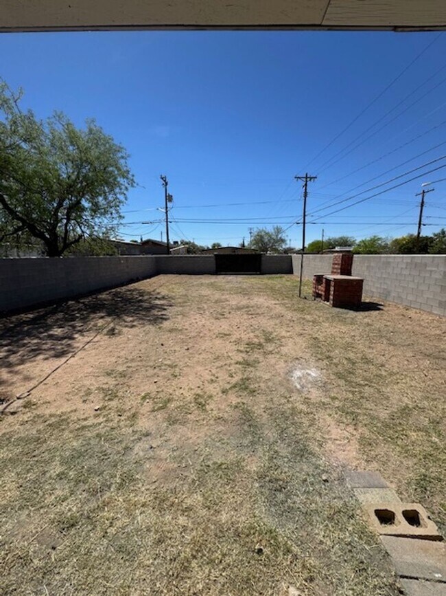 Building Photo - South- 3 bedroom/ 1 bathroom single family home