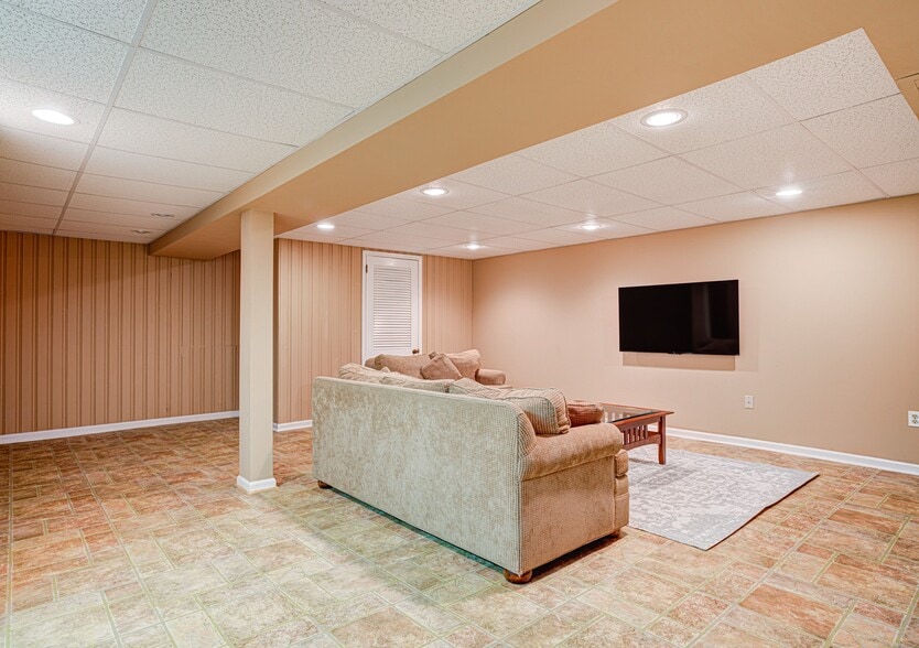 Building Photo - 7 Carol Ln