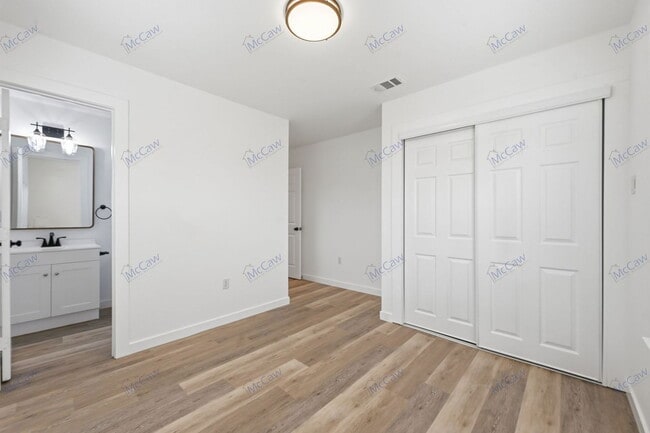 Building Photo - 5901 Farnsworth Ave