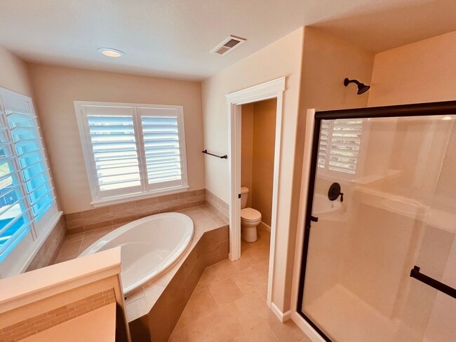 Building Photo - Stunning 5 bedroom W/Bed & Full Bath on Main Floor