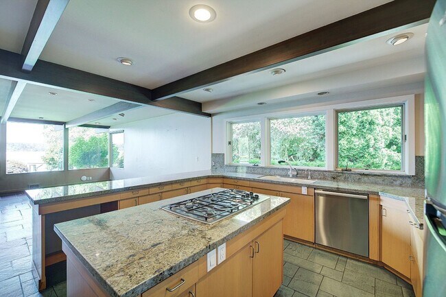 Building Photo - 4Bd/4.5Ba Medina Home