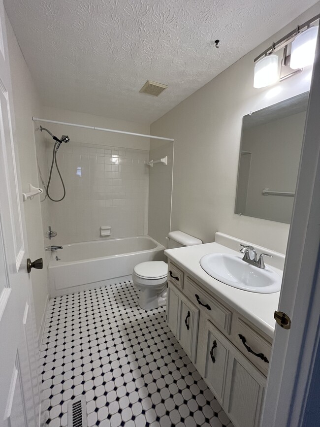 Upstairs Hall Bathroom - 6491 Baffin Dr