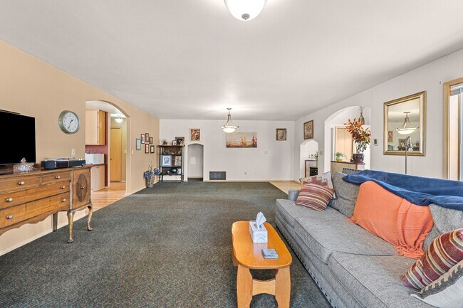 Building Photo - 1005 N 3rd St E