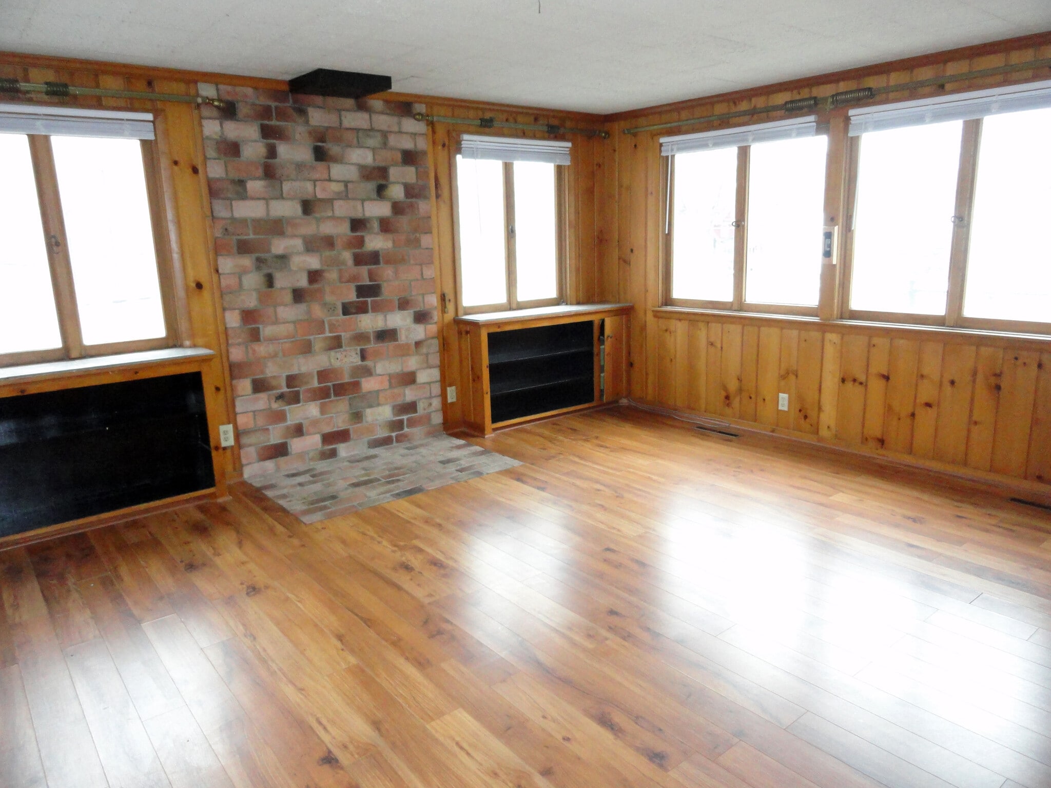 Family Room - 1708 University Ave W