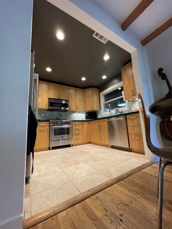 Building Photo - 463 Menker Ave