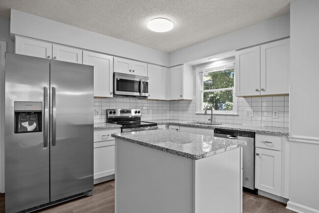 Building Photo - Spacious 3 Bedroom Home, LVP Floors, Updated Kitchen, New Cabinets, Granite, SS Appliances, Pet F...