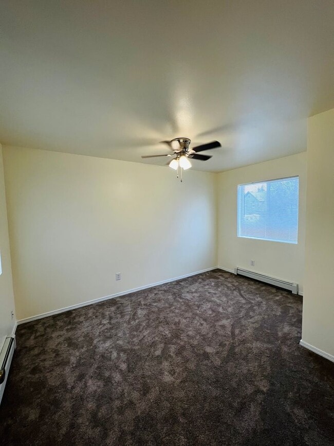 Building Photo - 915 Defoe St