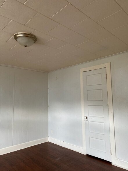 Building Photo - 709 W Chestnut St