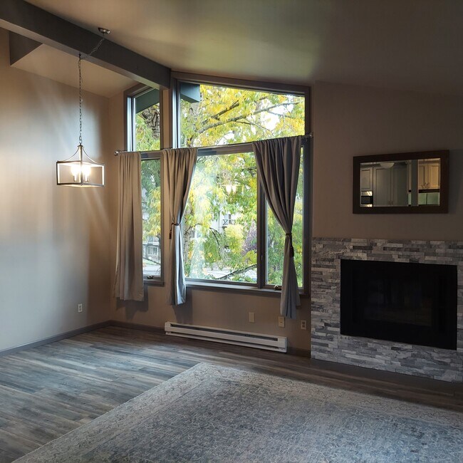 Building Photo - 211 W Beaver Creek Blvd