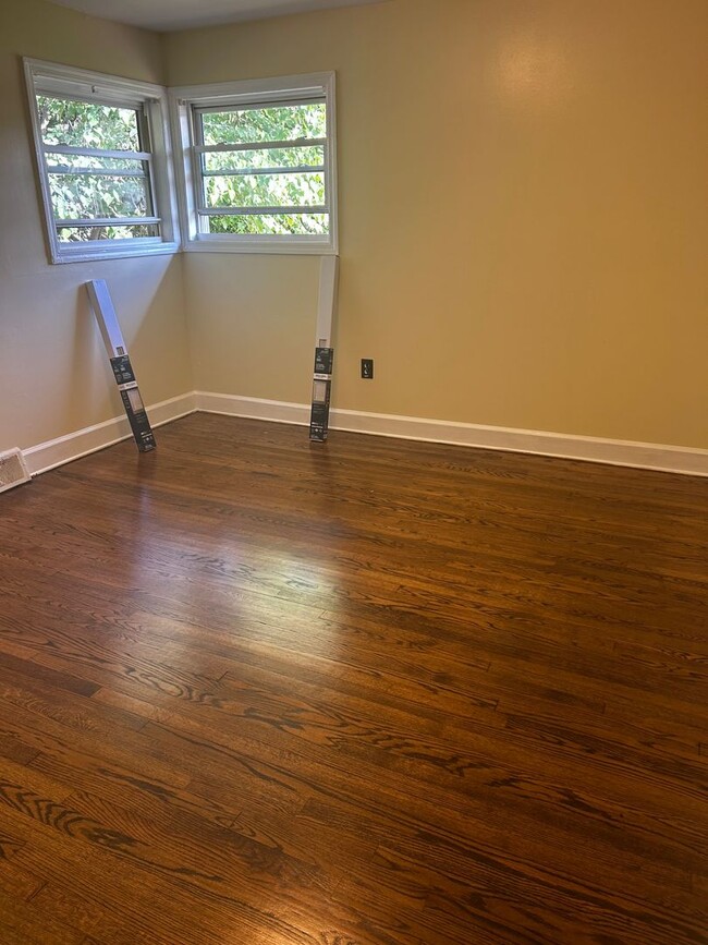 Building Photo - 3 Bedroom 1 bathroom Renovated! 5 minutes ...
