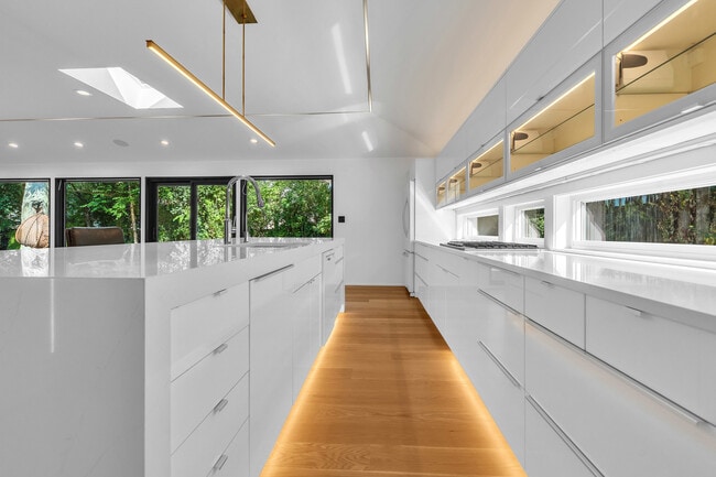 Building Photo - 623 Echo Ln