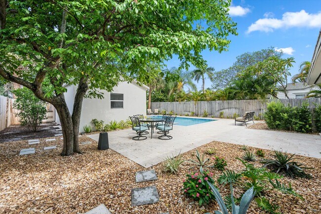 Building Photo - 611 N Palmway