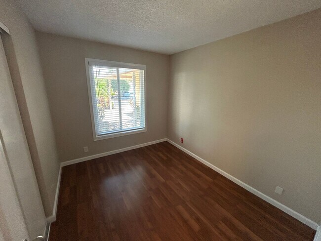 Building Photo - Charming 3-bedroom, 2-bath Single Story An...