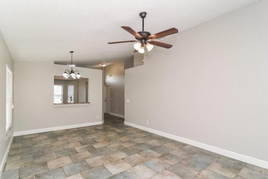 Building Photo - 2025 Donegan Pl