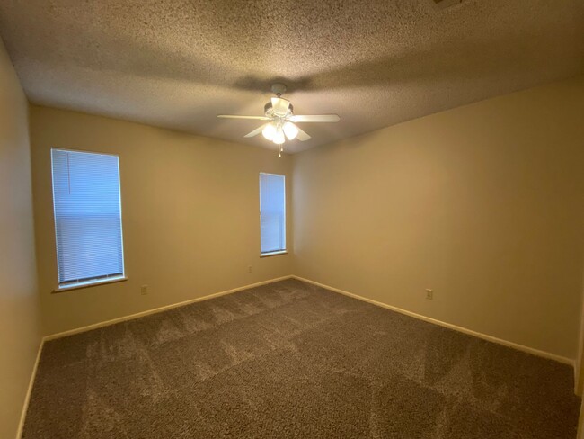 Building Photo - 2/2 Apartment on The Hill! Minutes from La...