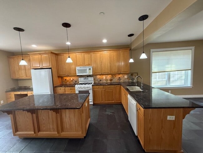 Building Photo - 3 Bedroom 2 Bath 55 and Old Community Newberg OR