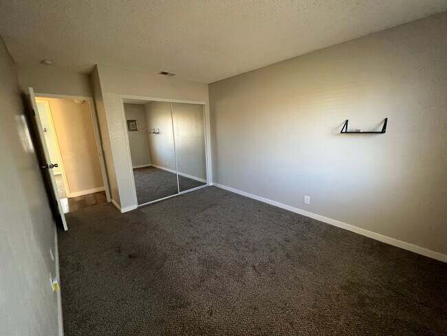 Building Photo - STUNNING 4BD/2BA SINGLE STORY IN HENDERSON. NO HOA!!