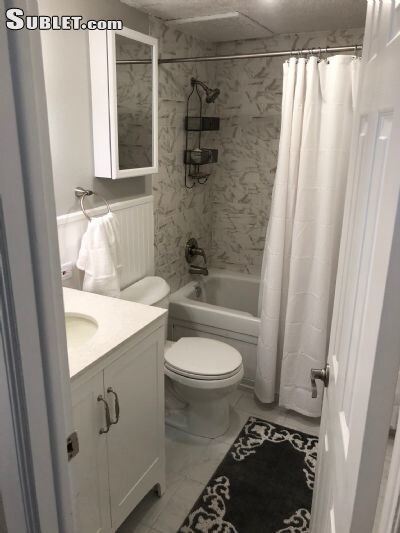 Bath with Jacuzzi - 1260 York St