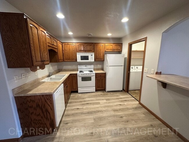 Building Photo - 2 BEDROOM, 1 BATH, NO STEPS, ATTACHED GARA...