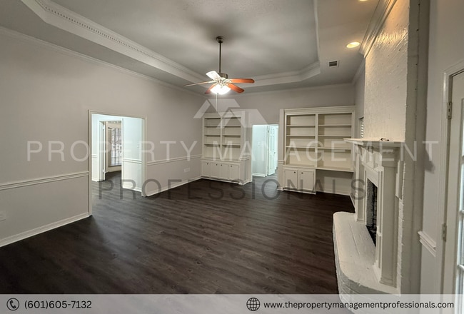 Building Photo - Renovated beauty near the country club and golf course!