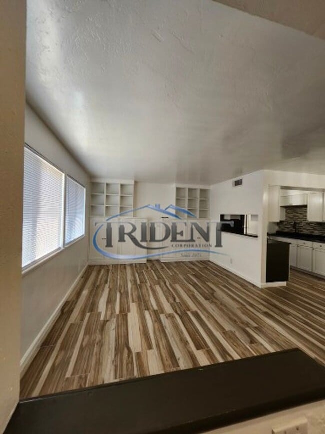 Building Photo - This is a cute 2 bedroom, 1 ½ bath townhouse.