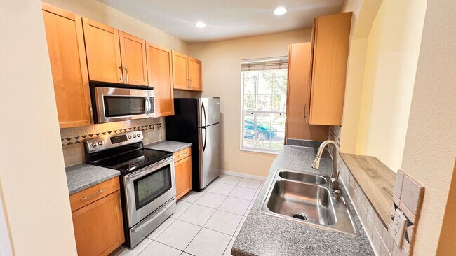 Building Photo - Available May 13th! Gorgeous 2/2 Town Home...