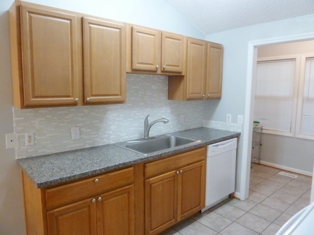 Building Photo - Great location! 4br house w/ parking, large rooms within walking distance to UNC Campus!