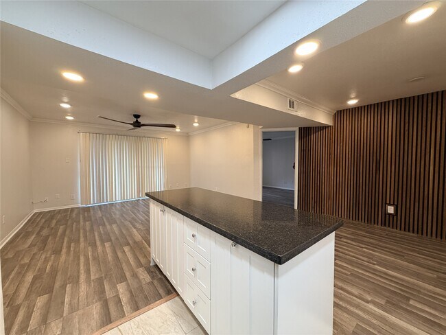 Building Photo - 3045 Walnut Bend Ln