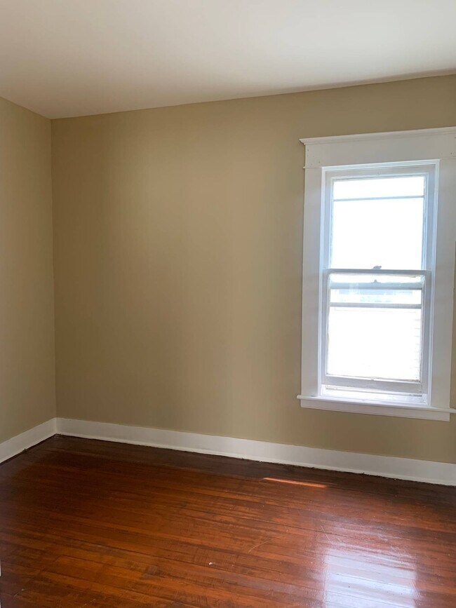 Building Photo - 857 Oakwood Ave