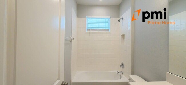 Building Photo - Charming & Spacious Home in one of Clermont’s most desirable neighborhoods.