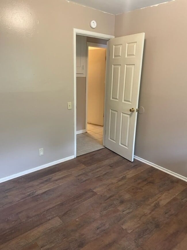 Building Photo - 411 Lindenwood Dr