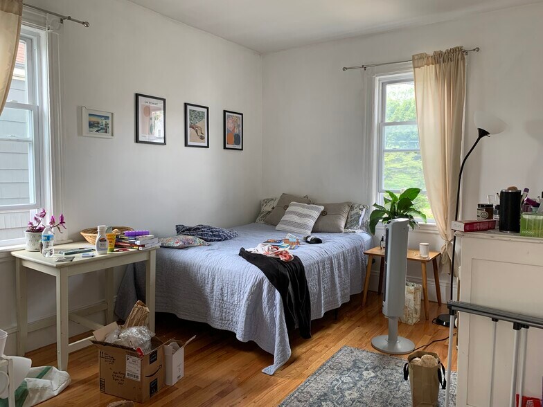 Building Photo - 16 Falkland St