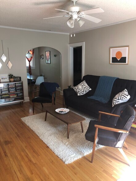 Living room - 2640 Lake St