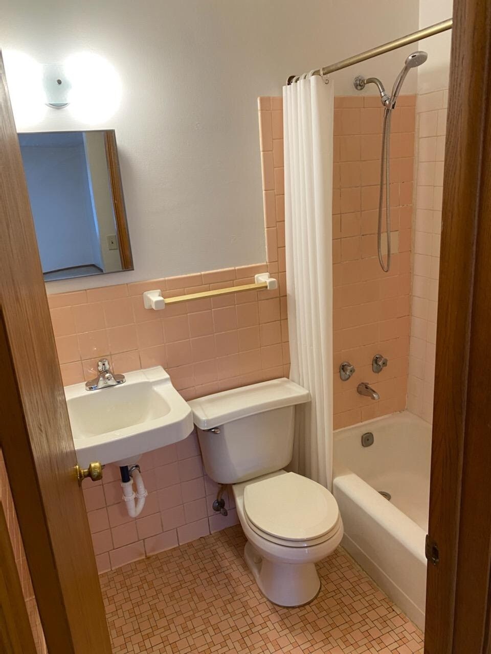 Ceramic bathroom - 1022 Arkwright St N