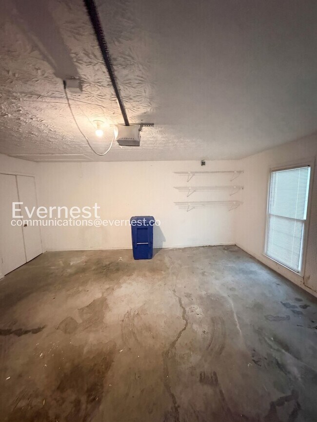 Building Photo - Spacious  Home with Deck, Patio, and Garage! / 3 Bed, 2 Bath / Available now!