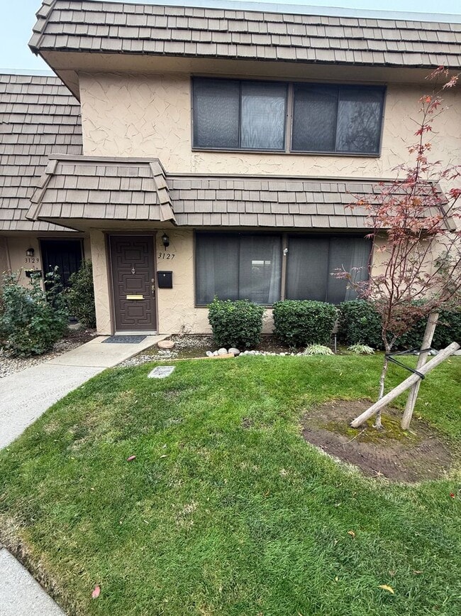 Building Photo - 3 bed 2.5 bath townhome available now!